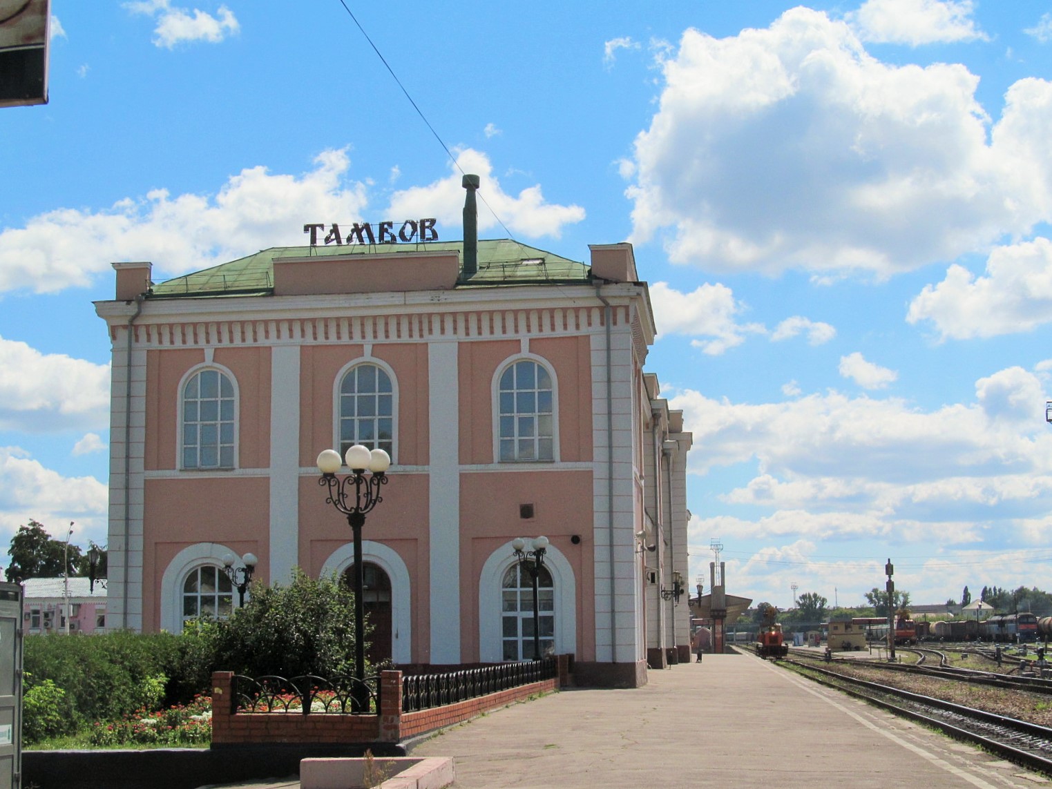 Жд станция тамбов. Железнодорожный вокзал Тамбов. Тамбов-1 станция, Тамбов. Вокзал Тамбов 1. Привокзальная площадь 1 Тамбов.